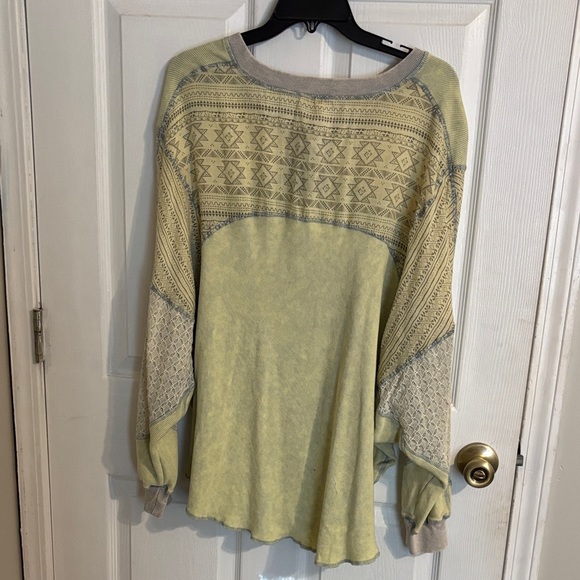 Oli & Hali Green Patterned Top - Picture 3 of 6